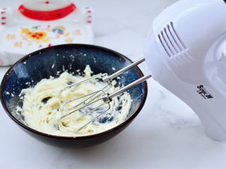 腰果酥小饼干,先用上豪打蛋器的专用黄油头搅拌均匀，这样可以避免打发时黄油和白糖到处飞溅，这个时候用打蛋器开始打发至黄油蓬松发白羽化的状态。