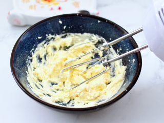 腰果酥小饼干,继续打发至鸡蛋液与黄油完全融入。
