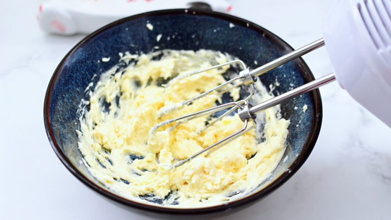 腰果酥小饼干,继续打发至鸡蛋液与黄油完全融入。