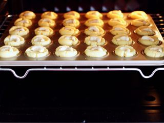腰果酥小饼干,烤箱180度提前预热10分钟，把饼干放入烤箱中层，上下火170度烤制12分钟。