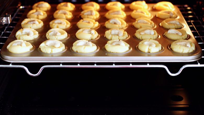 腰果酥小饼干,烤箱180度提前预热10分钟，把饼干放入烤箱中层，上下火170度烤制12分钟。