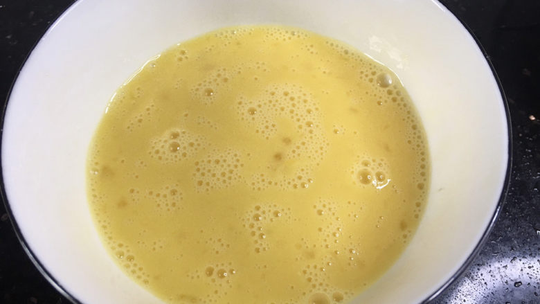 白玉菇炒鸡蛋,鸡蛋加一小勺温水打散成蛋液