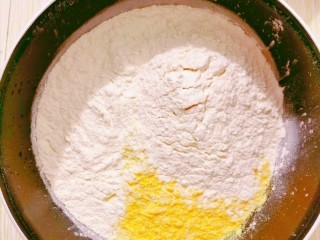 刀切玉米馒头,玉米面和白面放入盆里