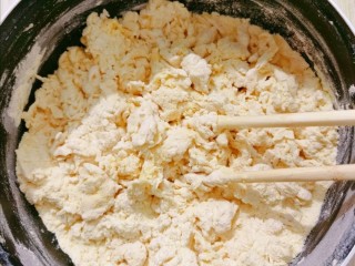 刀切玉米馒头,加入清水，用筷子搅拌均匀