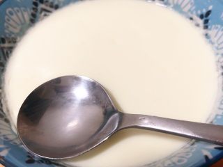 姜撞奶,然后静置五分钟 勺子可以放在上面就说明牛奶已经凝固啦