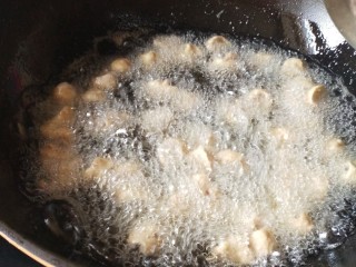 干煸肥肠,起锅热油，油温烧至六成热，放入肥肠，炸成表皮金黄酥脆。