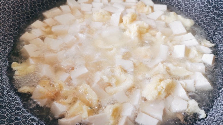 苋菜豆腐汤,大火煮开，待汤汁变成奶白色时