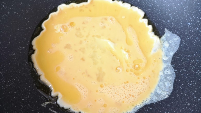 白玉菇炒鸡蛋,炒锅内倒适量的食用油烧热，倒入蛋液。