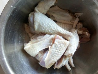 香菇焖鸡,鸡块洗净。