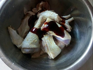香菇焖鸡,加白胡椒粉、牛抽、蚝油，拌匀。