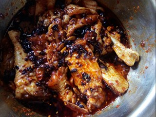 香菇焖鸡,拌匀后腌制两小时以上。