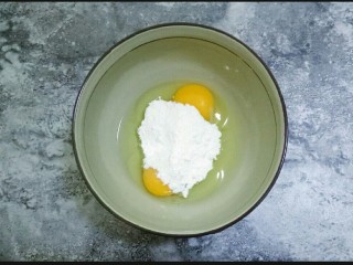 抹茶千层蛋糕,常温鸡蛋打入碗中，，加入糖粉，用手动打蛋器搅打均匀