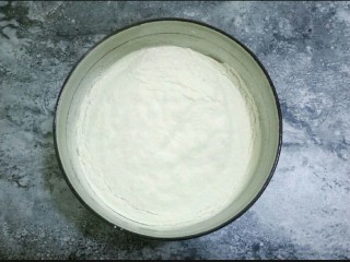 抹茶千层蛋糕,把低筋高粉过筛到鸡蛋液中，搅拌至无干粉状态