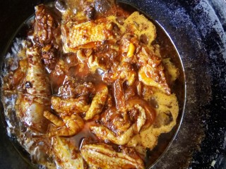 香菇焖鸡,捞出香料，放入腌制好的鸡块。