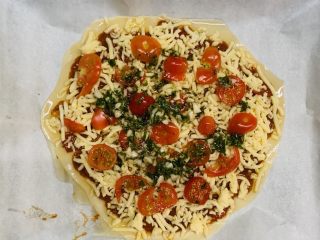 狂野番茄芝士薄底披萨,均匀淋上去。