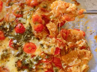 狂野番茄芝士薄底披萨,用勺子直接挖着吃。