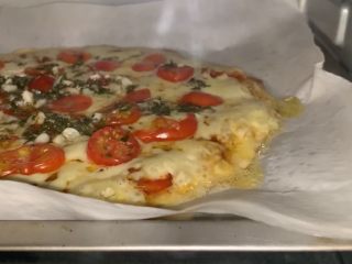 狂野番茄芝士薄底披萨,190℃中层烤15分钟。