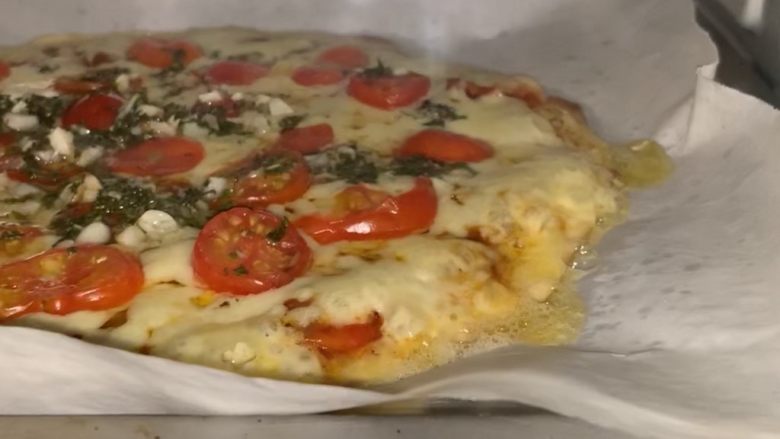 狂野番茄芝士薄底披萨,190℃中层烤15分钟。