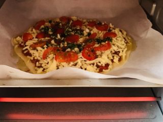 狂野番茄芝士薄底披萨,烤箱190℃预热5分钟。
