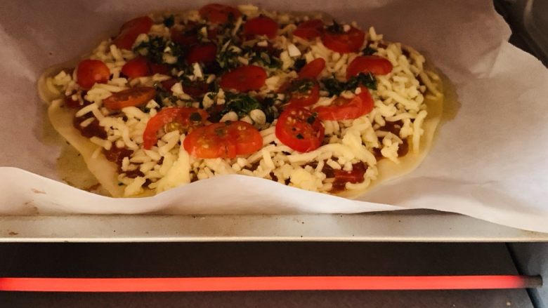 狂野番茄芝士薄底披萨,烤箱190℃预热5分钟。
