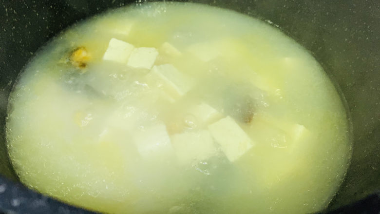 苋菜豆腐汤,转小火，再煮3分钟，熬成白汤