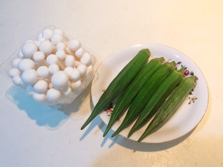 素炒白玉菇,准备食材：白玉菇，秋葵