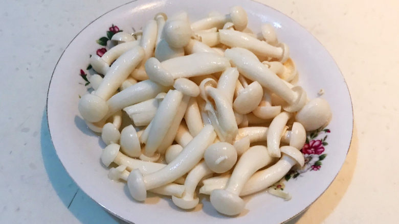 素炒白玉菇,把焯好的白玉菇捞出来，沥干水分