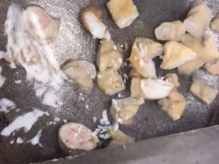 尖椒肥肠,把切成段的肥肠下入锅中煮一分钟。