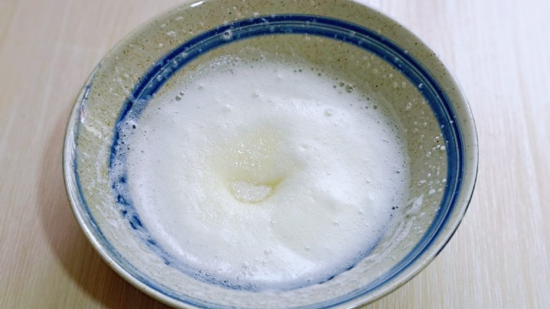 平底锅舒芙蕾,蛋清泡消失，细腻时再加入三分之一的糖，将打蛋器调中速打发。