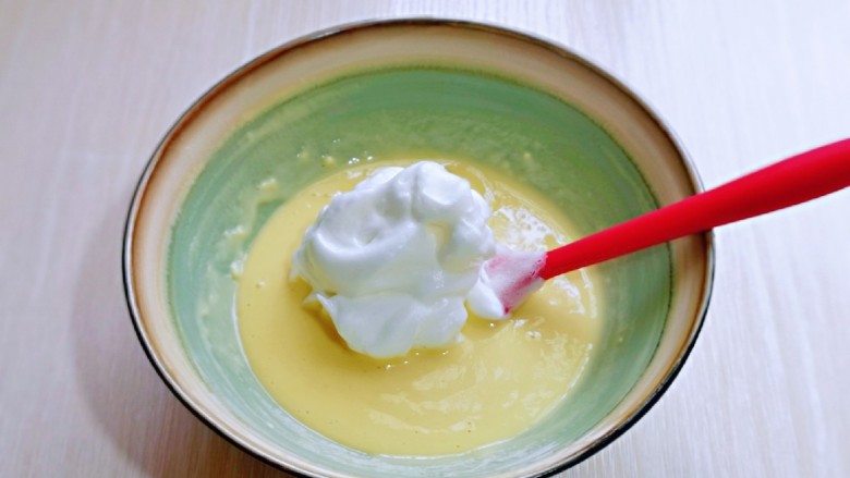 平底锅舒芙蕾,取三分之一的蛋白霜加入蛋黄糊中，翻拌制看不到蛋白霜。