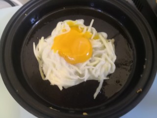 太阳饼,煎至定型，中间放蛋黄。鸡蛋不给力，散黄了