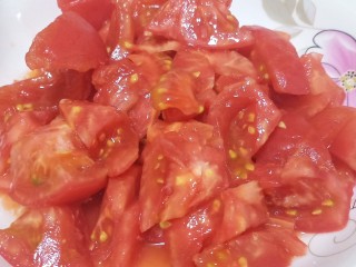 番茄肥牛金针菇,烫好的柿子去皮，切成块备用