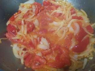 番茄肥牛金针菇,这个时候火力不要太大，不然汤汁很快就烧没了