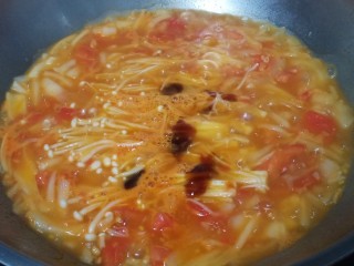 番茄肥牛金针菇,加入盐，现磨的黑胡椒，蚝油，生抽，老抽