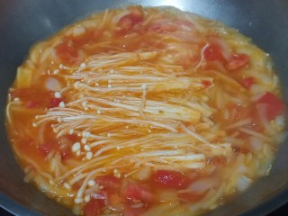 番茄肥牛金针菇,等待柿子炒出汤汁，下金针菇，小火炖煮