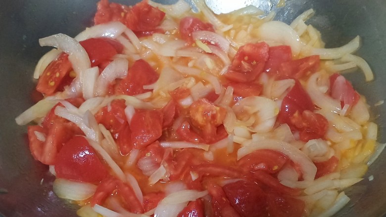 番茄肥牛金针菇,另起锅，倒入油，炒香姜丝蒜片，再把洋葱炒出香味，倒入西红柿