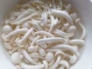 素炒白玉菇,泡水清洗干净