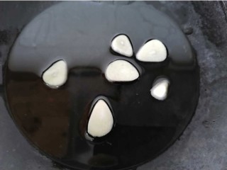 素炒白玉菇,锅内放油烧热放入蒜片煸炒香