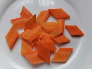 素炒白玉菇,胡萝卜切成菱形片状