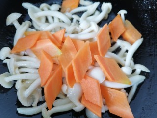 素炒白玉菇,炒一会之后放入胡萝卜一同翻炒