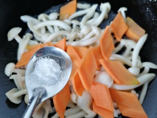 素炒白玉菇,加入适量盐调味