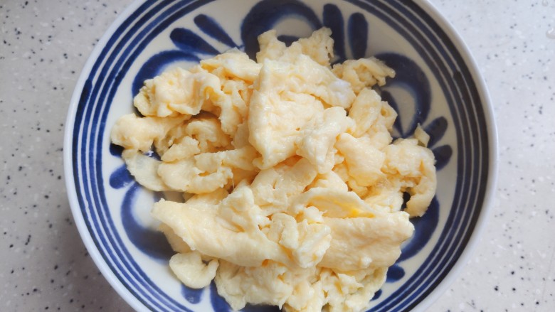 白玉菇炒鸡蛋,翻炒至鸡蛋液凝固结块，盛出备用