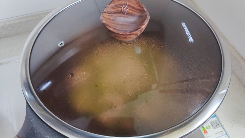 白玉菇炒鸡蛋,盖上锅盖，转小火焖煮30秒