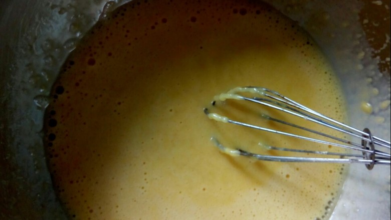 平底锅舒芙蕾,用打蛋器拌匀。