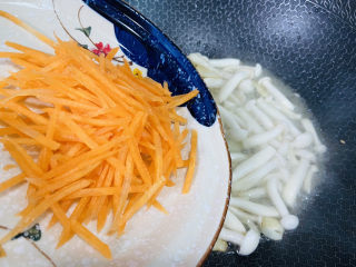 素炒白玉菇,倒入胡萝卜丝