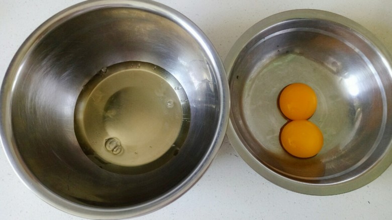 平底锅舒芙蕾,将蛋清和蛋黄分离到两个无油无水的容器中