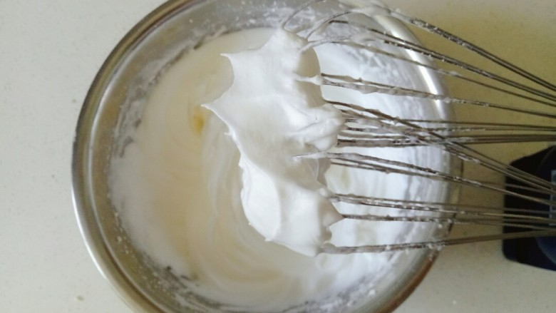 平底锅舒芙蕾,继续搅打至细腻的状态加入白砂糖，在继续用电动打蛋器打至有纹路加入剩下的白砂糖，蛋白打至干性发泡，提起打蛋器有小尖角