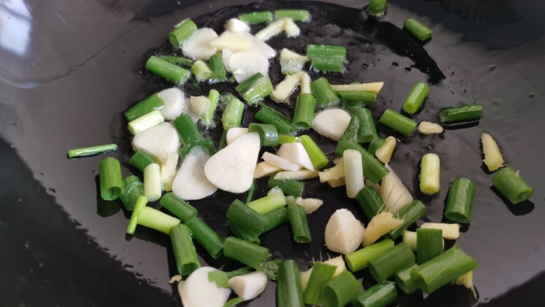 尖椒肥肠,炒锅烧热，加入一点点油，放入葱、姜、蒜爆香。