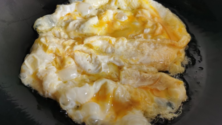 白玉菇炒鸡蛋,炒锅烧热放油，倒入蛋液翻炒。