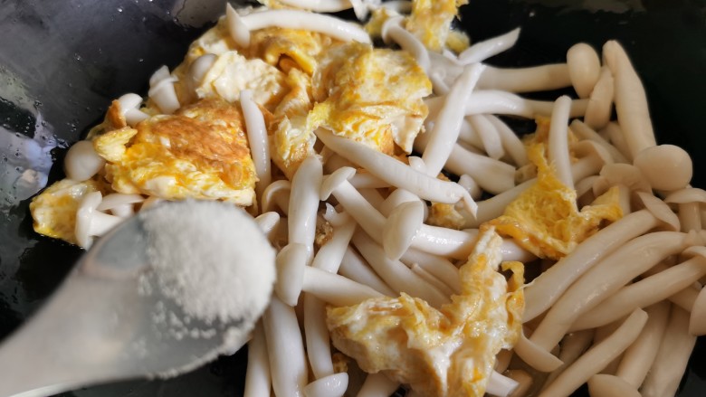 白玉菇炒鸡蛋,放入食盐，要是觉得太干，可稍微加入半炒勺开水。